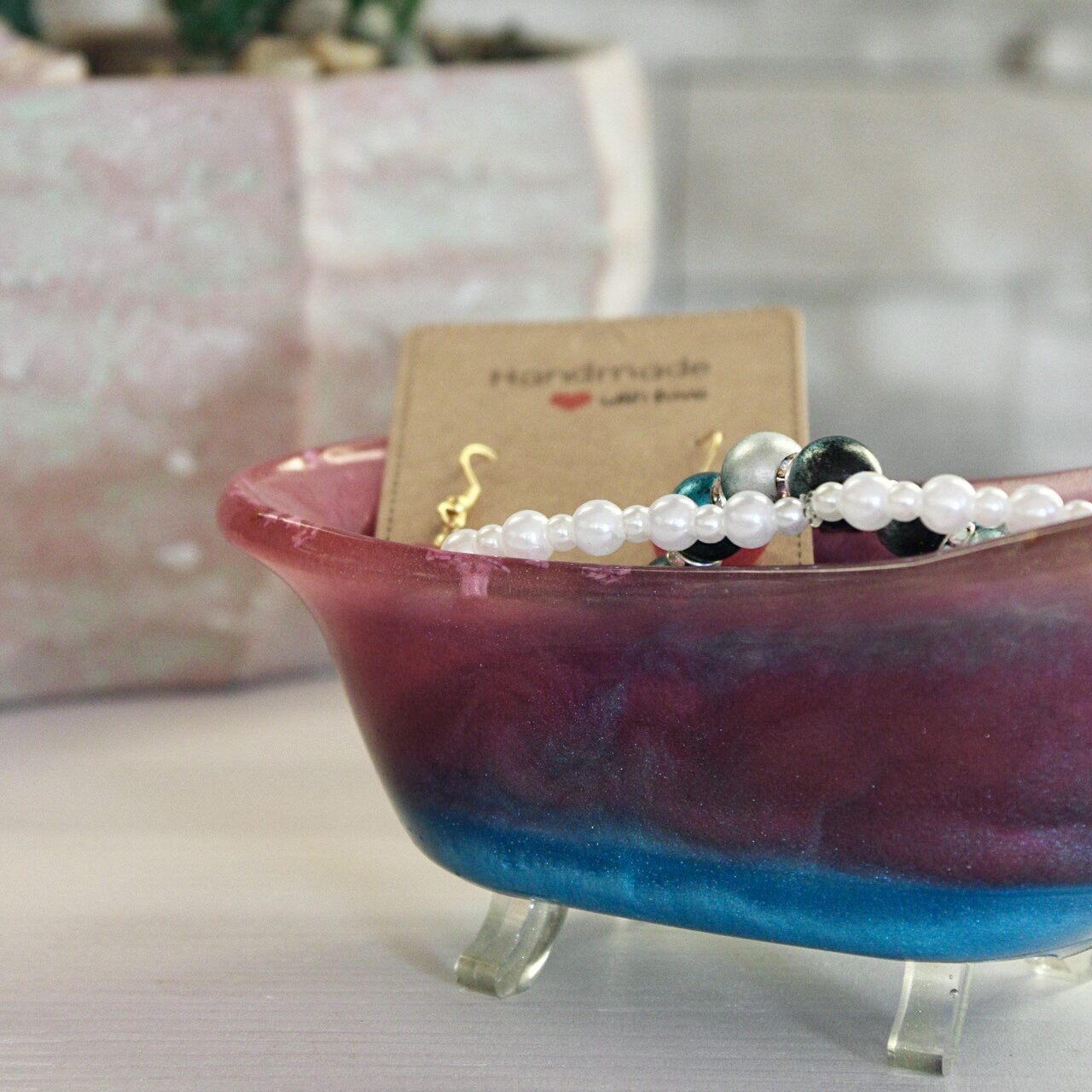 Kerliine käsitööna loodud epoksiidvaigust ehtevann